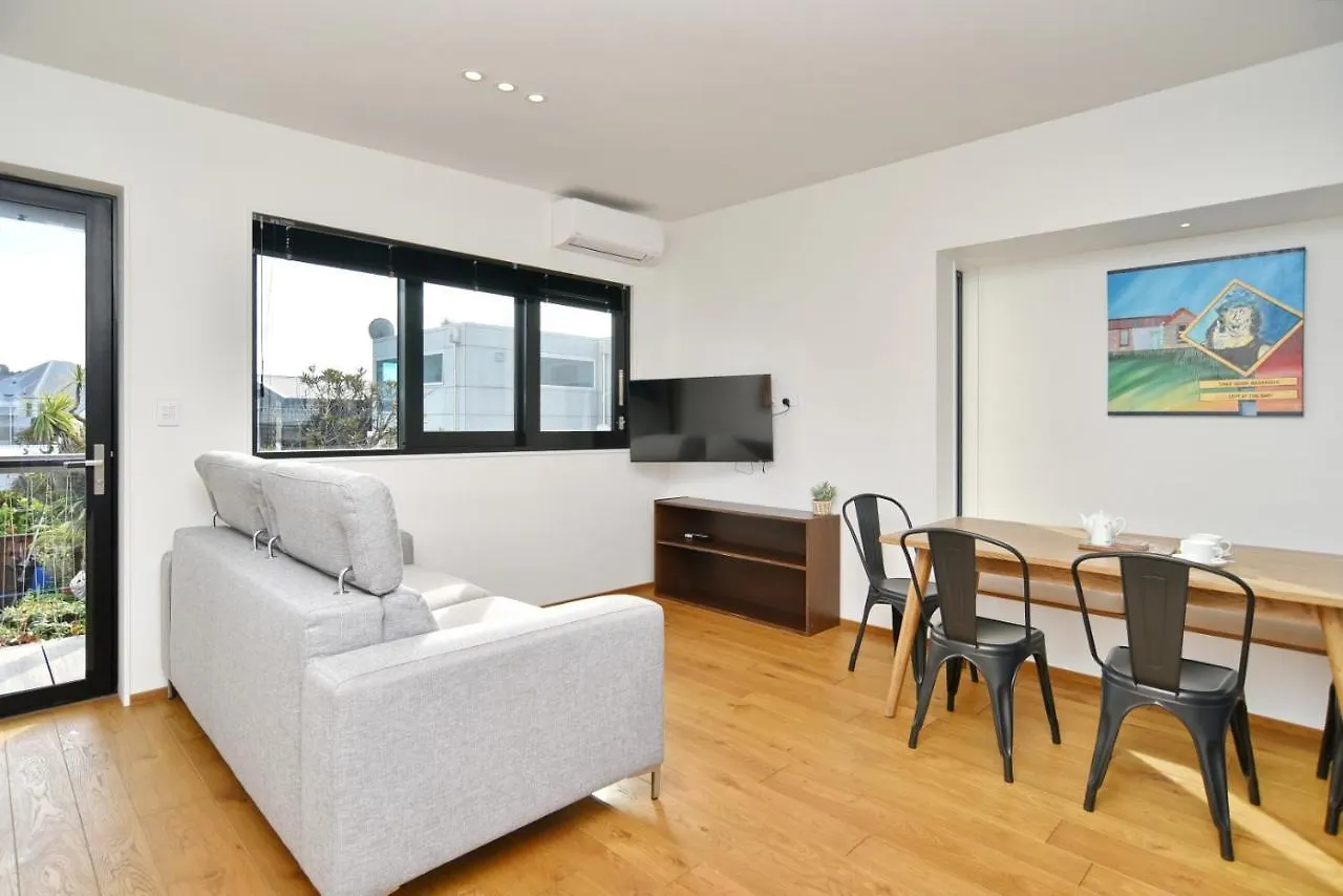 Esplanade Beach House - Christchurch Holiday Homes