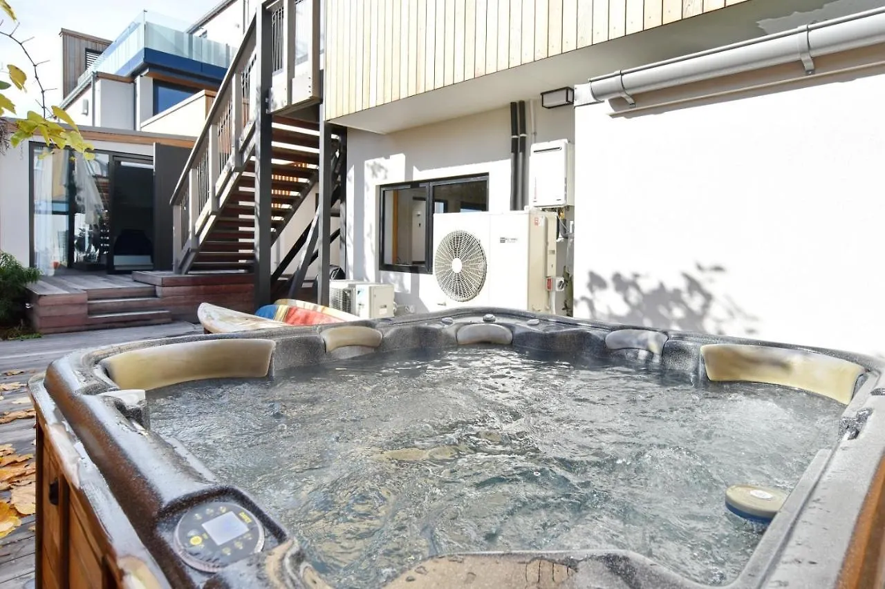 Esplanade Beach House - Christchurch Holiday Homes